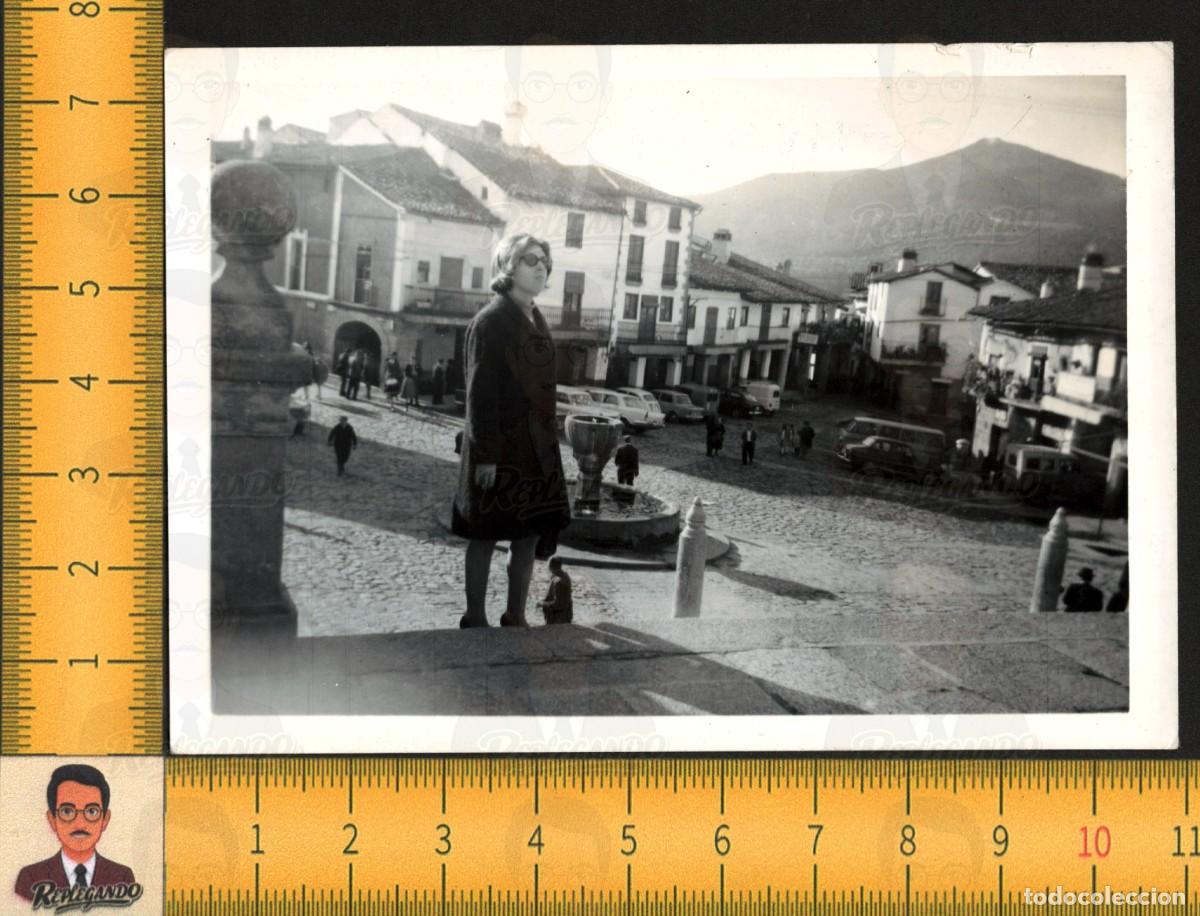 Fotograf&iacute;a antigua: GUADALUPE (C&Aacute;CERES) : VISTA MUJER PLAZA FUENTE COCHES PUEBLO - FOTOGRAF&Iacute;A ANTIGUA ESPA&Ntilde;A A&Ntilde;O 1968