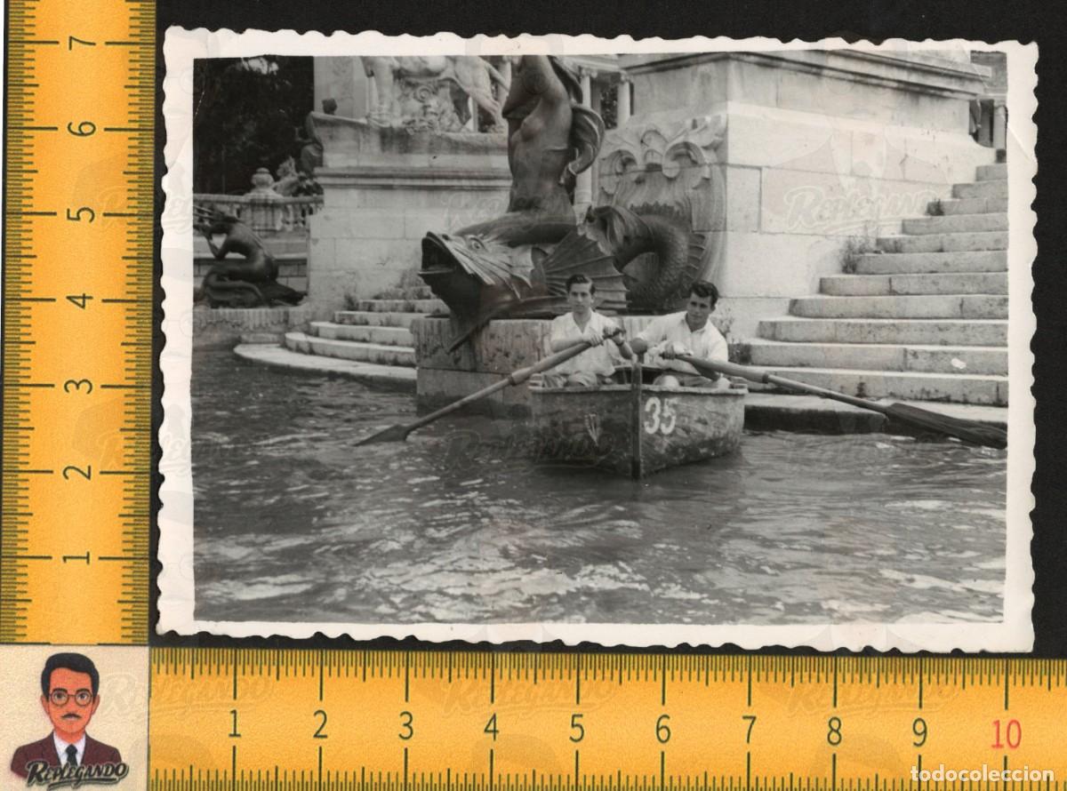 Fotograf&iacute;a antigua: DOS HOMBRES J&Oacute;VENES SEXYS EN BARCA 35 - ESTANQUE PARQUE RETIRO MADRID - FOTO ANTIGUA LGTB A&Ntilde;OS 50