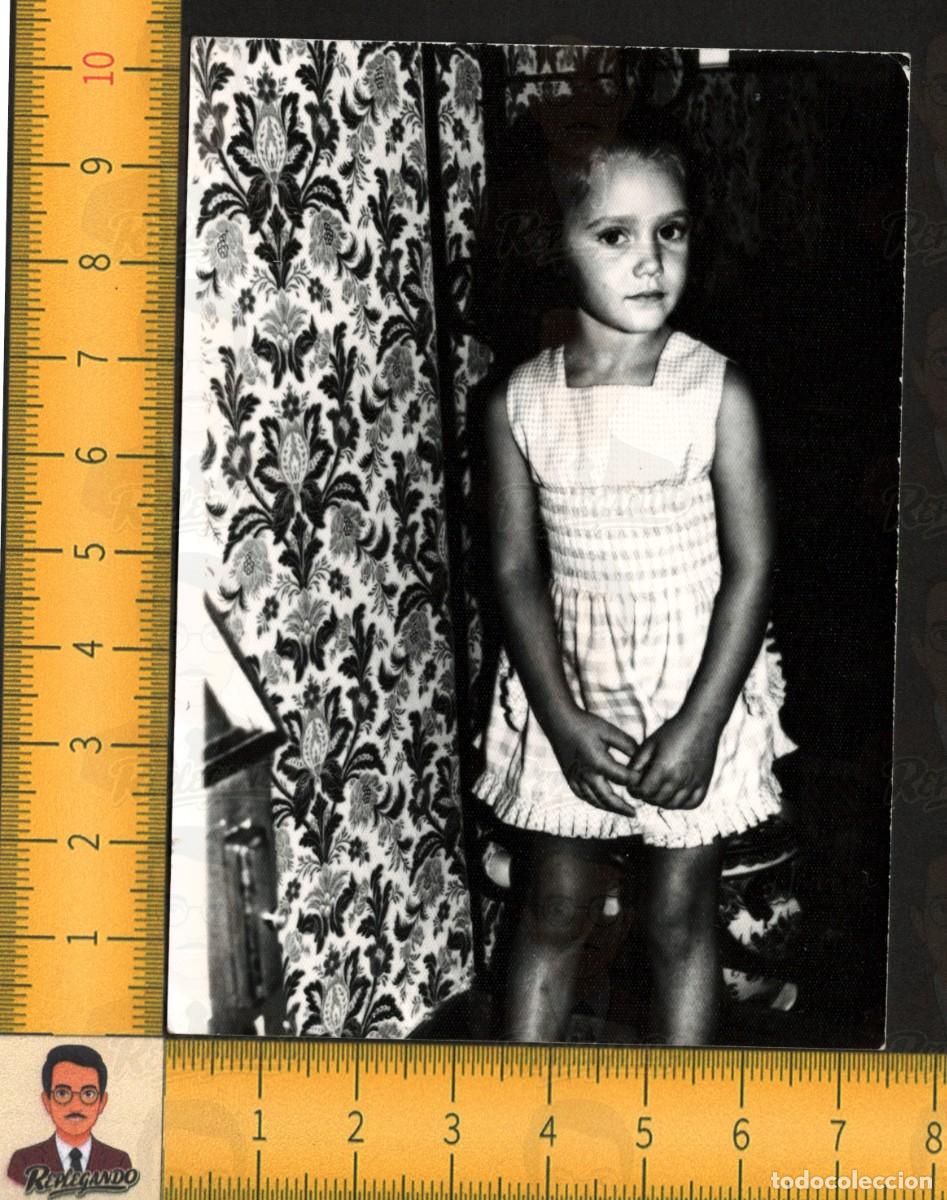 Fotograf&iacute;a antigua: NI&Ntilde;A POSA VESTIDO CUADROS - CASA CORTINAS FLORES MIRADA DULCE - FOTOGRAF&Iacute;A ANTIGUA ART&Iacute;STICA A&Ntilde;OS 60