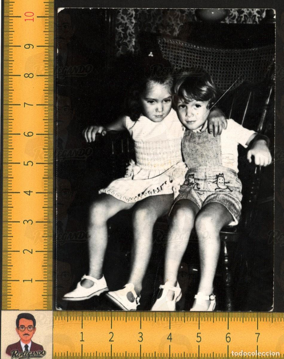 Fotograf&iacute;a antigua: NI&Ntilde;A Y NI&Ntilde;O ABRAZADOS SENTADOS SILL&Oacute;N - VESTIDO PETO DIBUJOS - FOTOGRAF&Iacute;A ANTIGUA INFANCIA A&Ntilde;OS 60