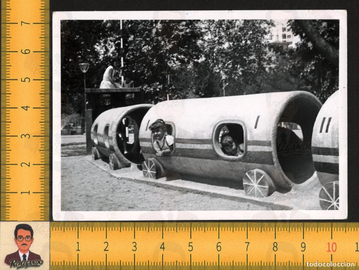 Fotograf&iacute;a antigua: NI&Ntilde;AS JUEGAN TREN INFANTIL PARQUE CIUDAD - JUEGOS INFANCIA FELIZ &iquest;SALAMANCA? - FOTO ANTIGUA A&Ntilde;OS 60