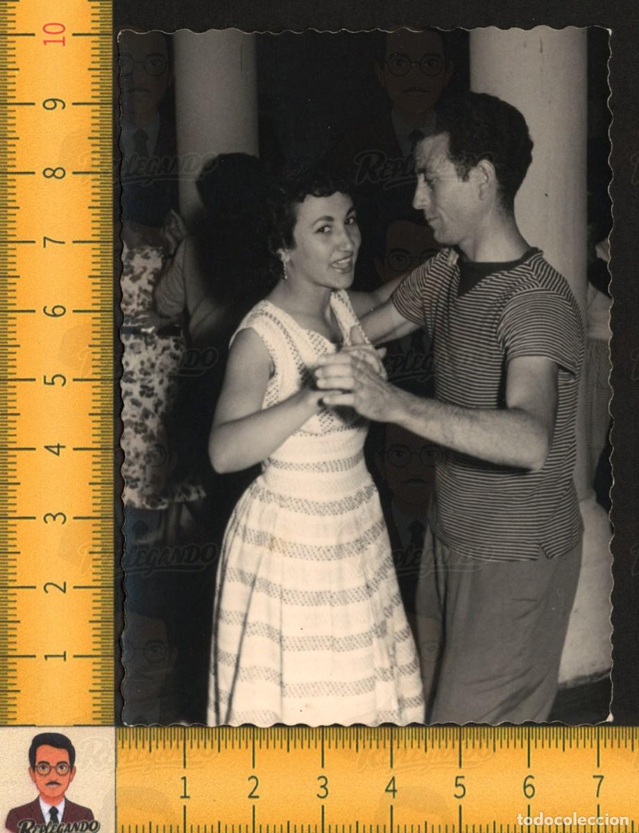 Fotograf&iacute;a antigua: PAREJA JOVEN BAILANDO - MUJER VESTIDO HOMBRE CAMISETA RAYAS - FOTOGRAF&Iacute;A ANTIGUA ART&Iacute;STICA A&Ntilde;OS 60