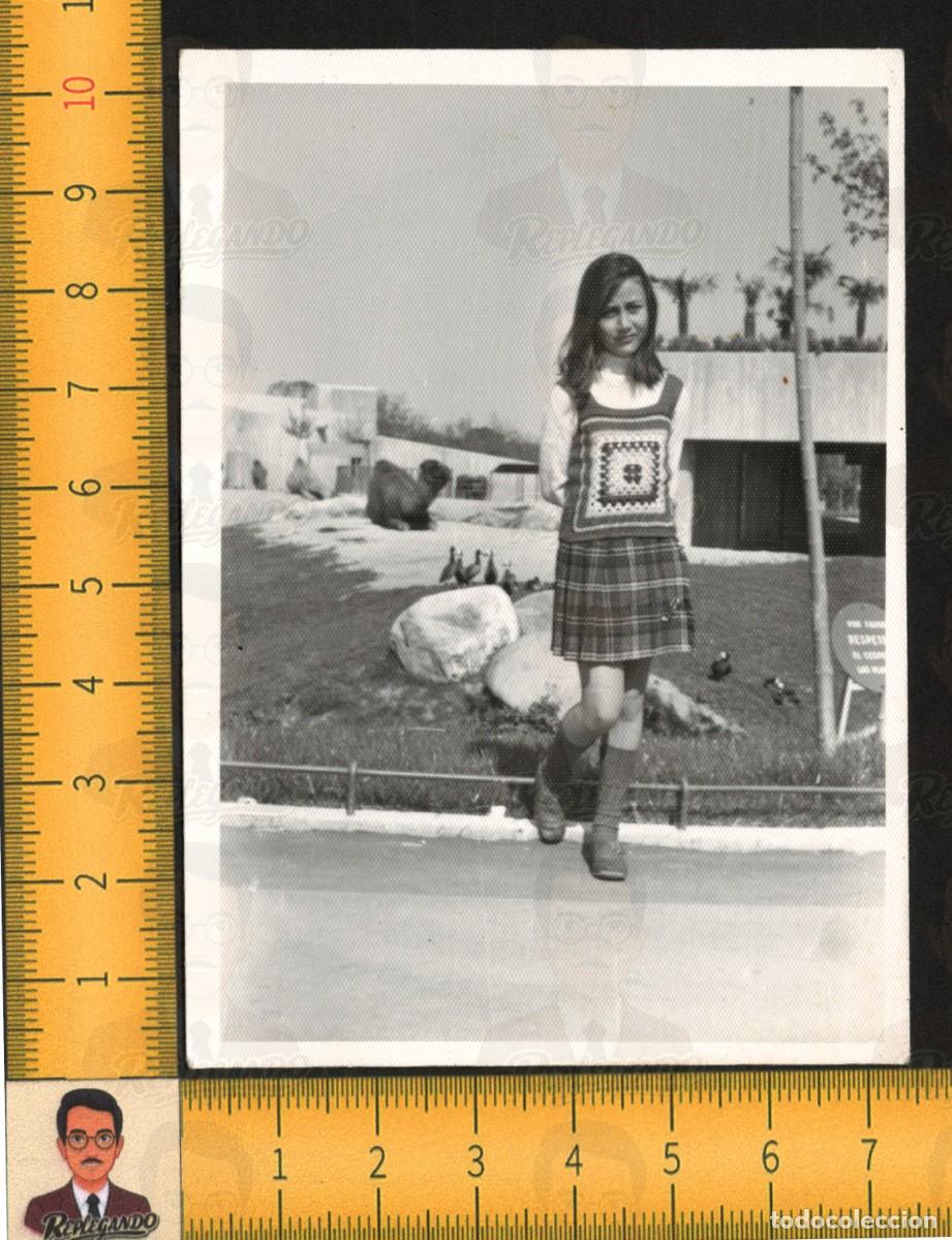 Fotograf&iacute;a antigua: NI&Ntilde;A POSA PARQUE - VESTIDO CUADROS MODA BOTAS INFANCIA - FOTOGRAF&Iacute;A ANTIGUA ART&Iacute;STICA A&Ntilde;OS 70
