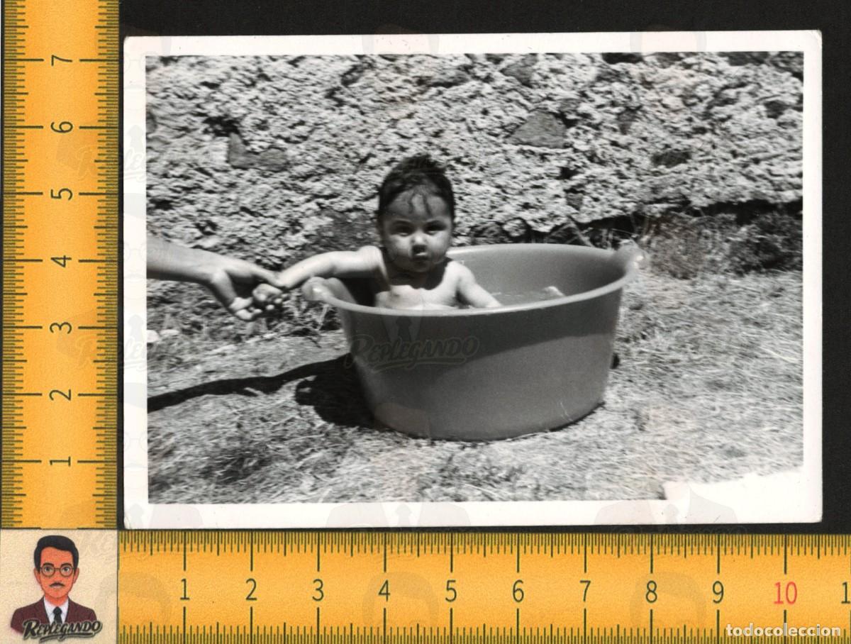 Fotograf&iacute;a antigua: BEB&Eacute; BA&Ntilde;&Aacute;NDOSE EN BARRE&Ntilde;O CAMPO - BA&Ntilde;O INFANTIL VERANO - FOTOGRAF&Iacute;A ANTIGUA ART&Iacute;STICA A&Ntilde;OS 60