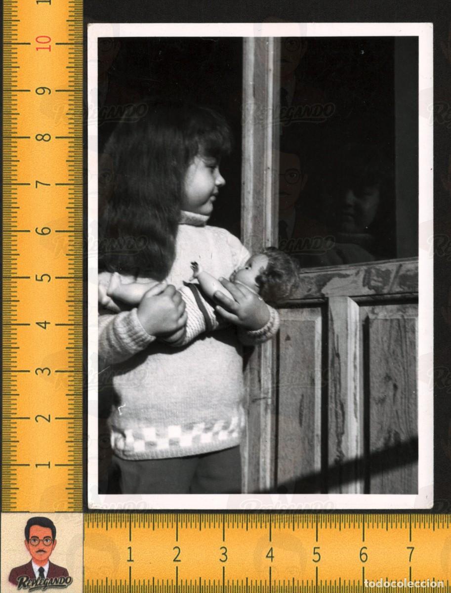 Fotograf&iacute;a antigua: NI&Ntilde;A CON MU&Ntilde;ECA REFLEJO EN CRISTAL PUERTA - JUGUETES INFANCIA - FOTOGRAF&Iacute;A ANTIGUA ART&Iacute;STICA A&Ntilde;OS 60