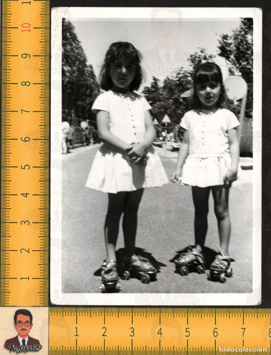 Fotograf&iacute;a antigua: DOS NI&Ntilde;AS CON PATINES RUEDAS PARQUE - JUEGOS INFANCIA FELIZ - FOTO ANTIGUA SALAMANCA A&Ntilde;O 1966