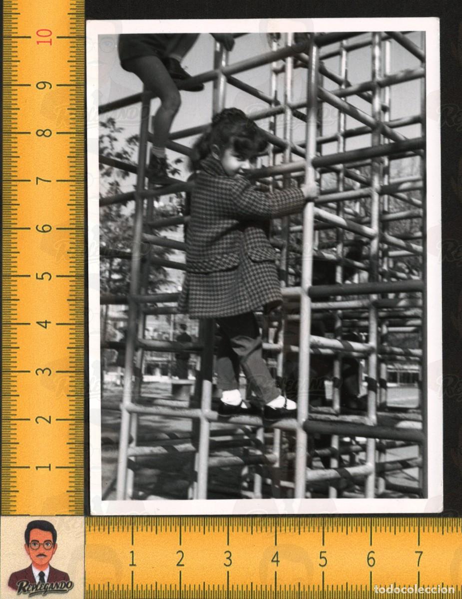 Fotograf&iacute;a antigua: NI&Ntilde;A JUEGA EN ESTRUCTURA MET&Aacute;LICA PARQUE - JUEGOS INFANTILES INFANCIA - FOTOGRAF&Iacute;A ANTIGUA A&Ntilde;OS 60