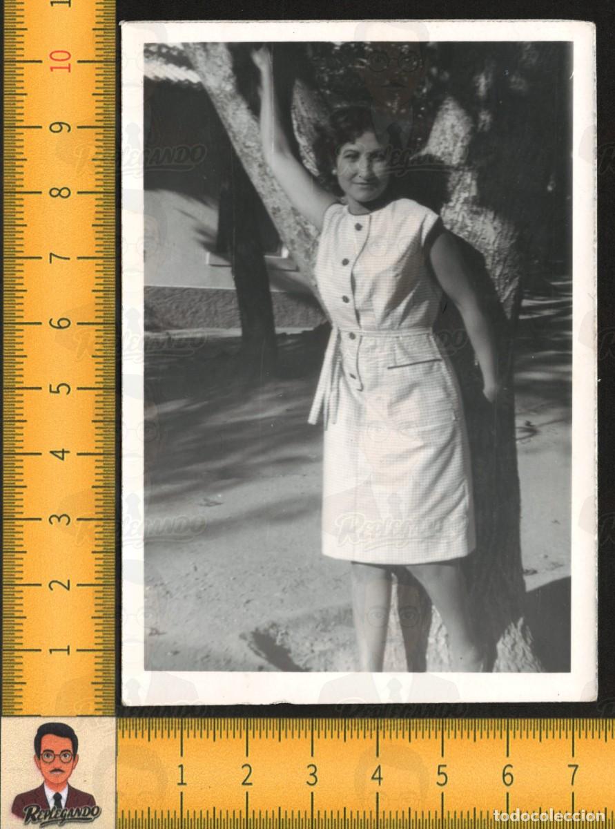 Fotograf&iacute;a antigua: MUJER JOVEN GUAPA POSA JUNTO &Aacute;RBOL - VESTIDO MODA VERANO - FOTOGRAF&Iacute;A ANTIGUA ART&Iacute;STICA A&Ntilde;OS 60