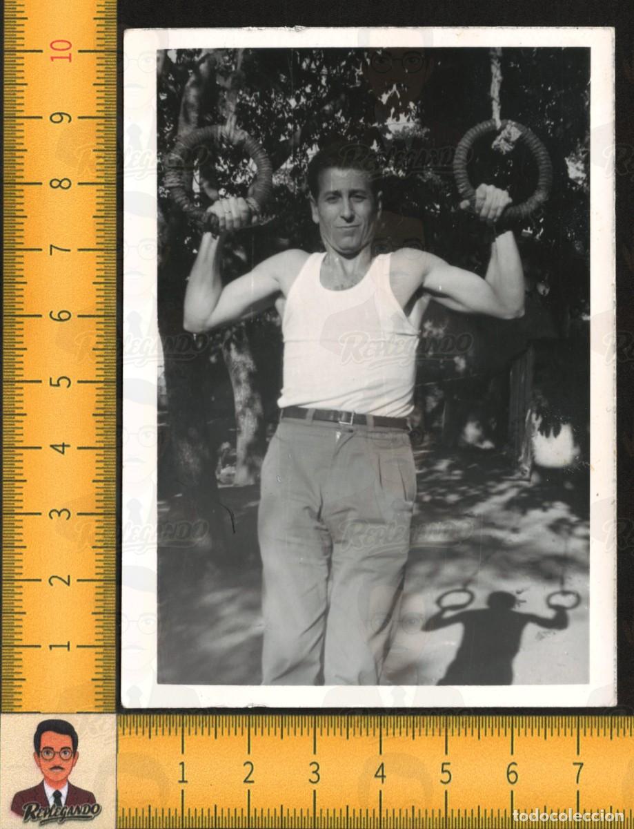 Fotograf&iacute;a antigua: HOMBRE SEXY MUSCULOSO B&Iacute;CEPS EN ANILLAS - CAMISETA TIRANTES DEPORTE - FOTO ANTIGUA LGTB A&Ntilde;OS 60