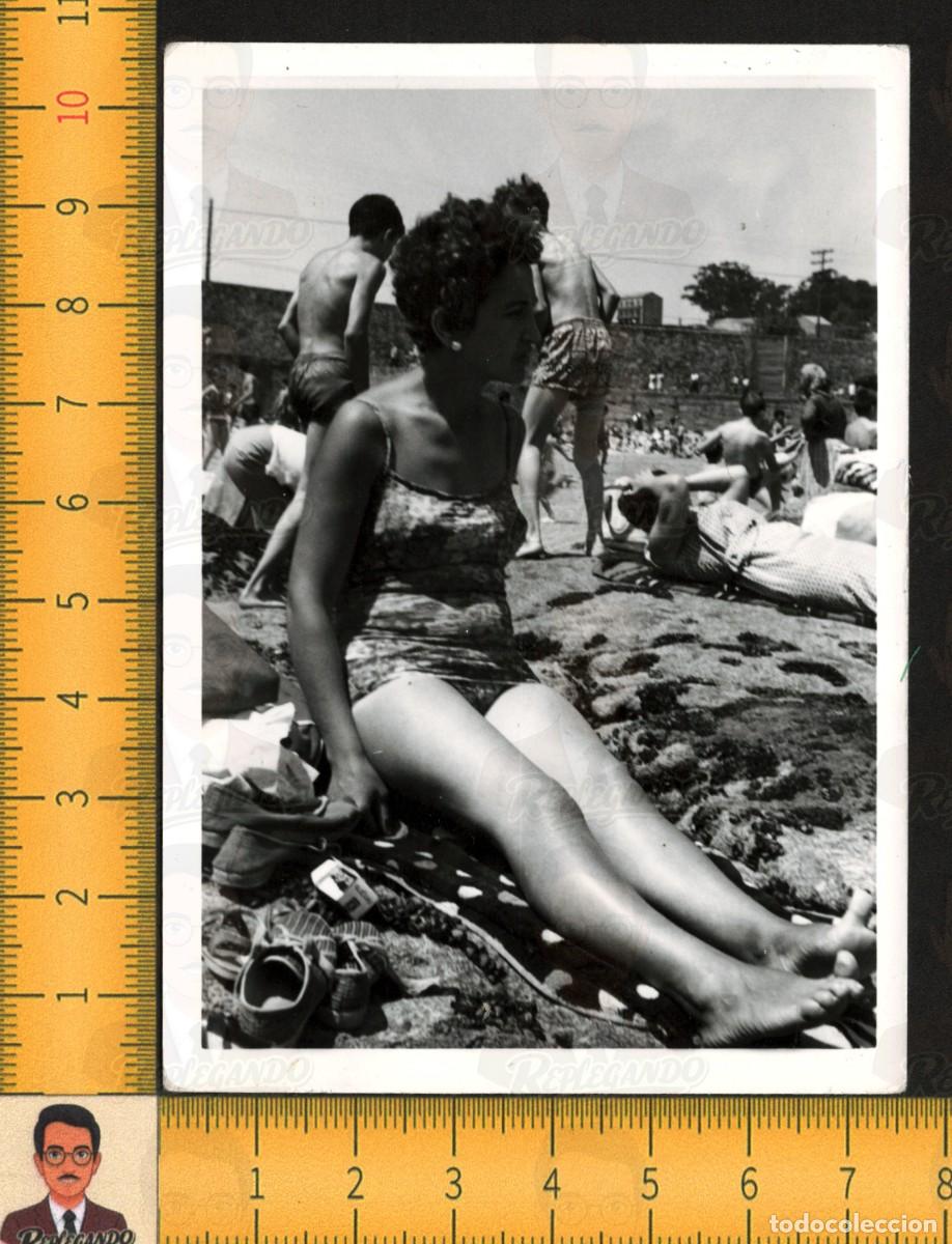 Fotograf&iacute;a antigua: MUJER BA&Ntilde;ISTA EN PLAYA A CORU&Ntilde;A - BA&Ntilde;ADOR VERANO MAR BA&Ntilde;O GENTE - FOTOGRAF&Iacute;A ANTIGUA A&Ntilde;O 1966
