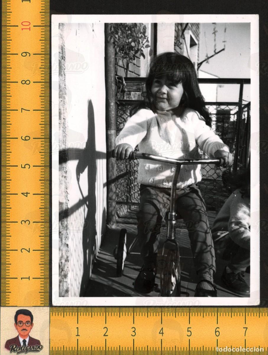 Fotograf&iacute;a antigua: NI&Ntilde;A MONTADA EN TRICICLO BALC&Oacute;N CASA - JUGUETE JUEGOS INFANCIA FELIZ - FOTOGRAF&Iacute;A ANTIGUA A&Ntilde;OS 60