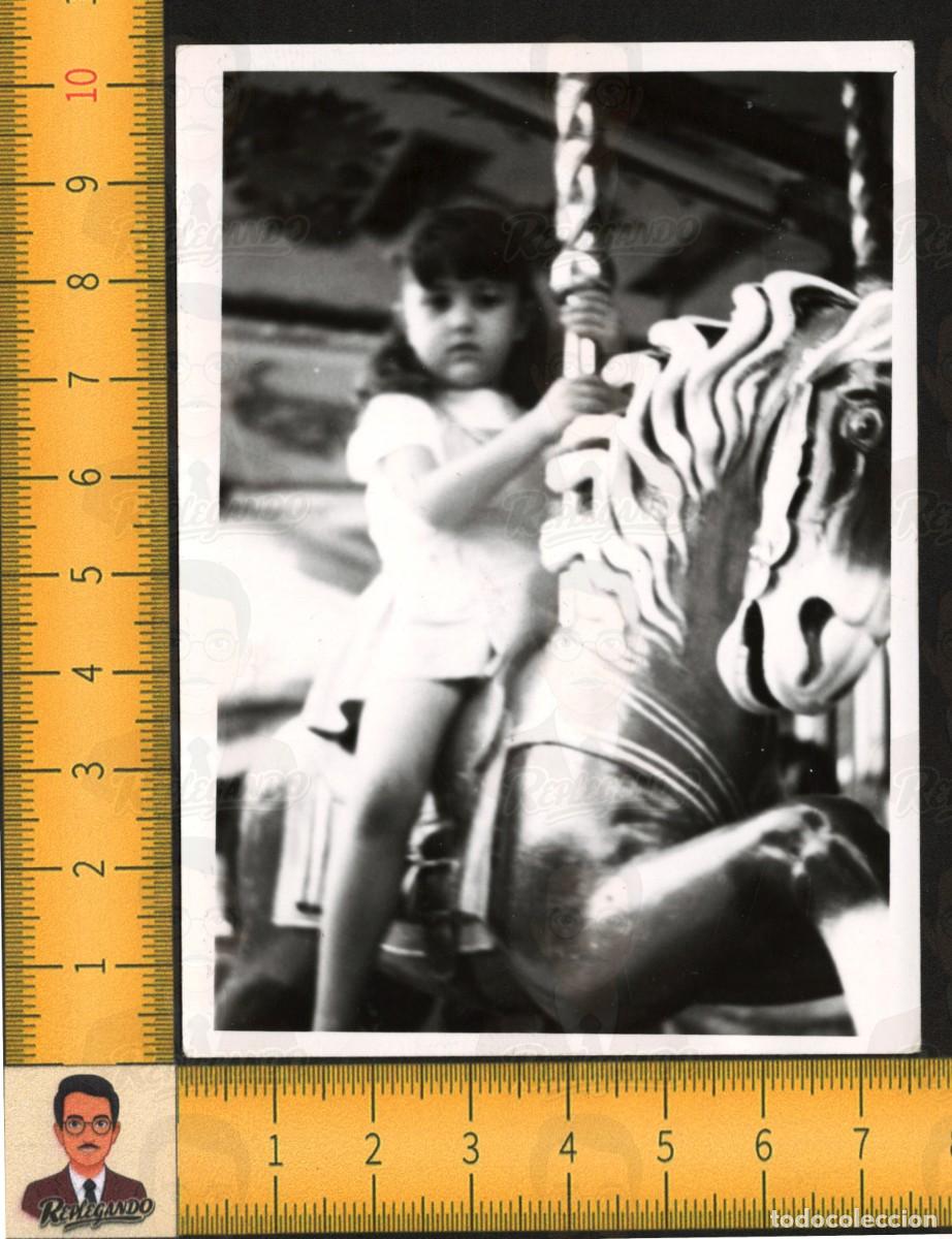 Fotograf&iacute;a antigua: NI&Ntilde;A MONTADA CABALLO TIOVIVO CARRUSEL - FERIA JUEGOS INFANCIA - FOTOGRAF&Iacute;A ANTIGUA ART&Iacute;STICA A&Ntilde;OS 60