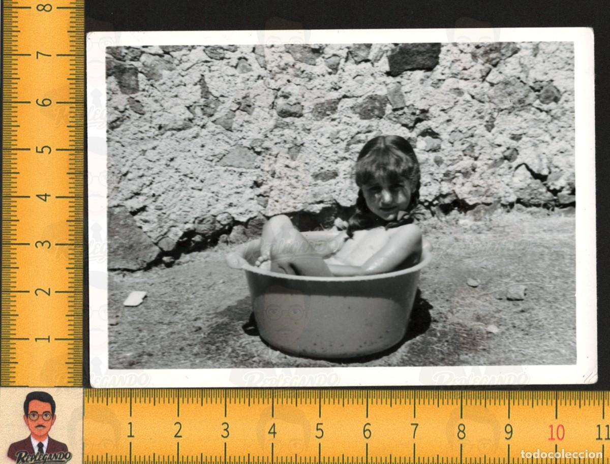 Fotograf&iacute;a antigua: NI&Ntilde;A FELIZ BA&Ntilde;&Aacute;NDOSE EN BARRE&Ntilde;O CAMPO - BA&Ntilde;O INFANTIL VERANO - FOTOGRAF&Iacute;A ANTIGUA ART&Iacute;STICA A&Ntilde;OS 60