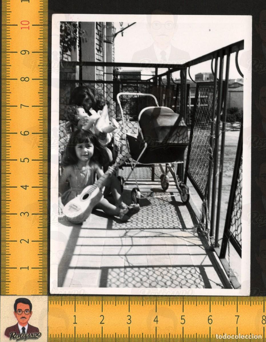 Fotograf&iacute;a antigua: NI&Ntilde;AS JUEGAN FELICES BALC&Oacute;N CASA - GUITARRA MU&Ntilde;ECA COCHECITO JUGUETES - FOTOGRAF&Iacute;A ANTIGUA A&Ntilde;OS 60