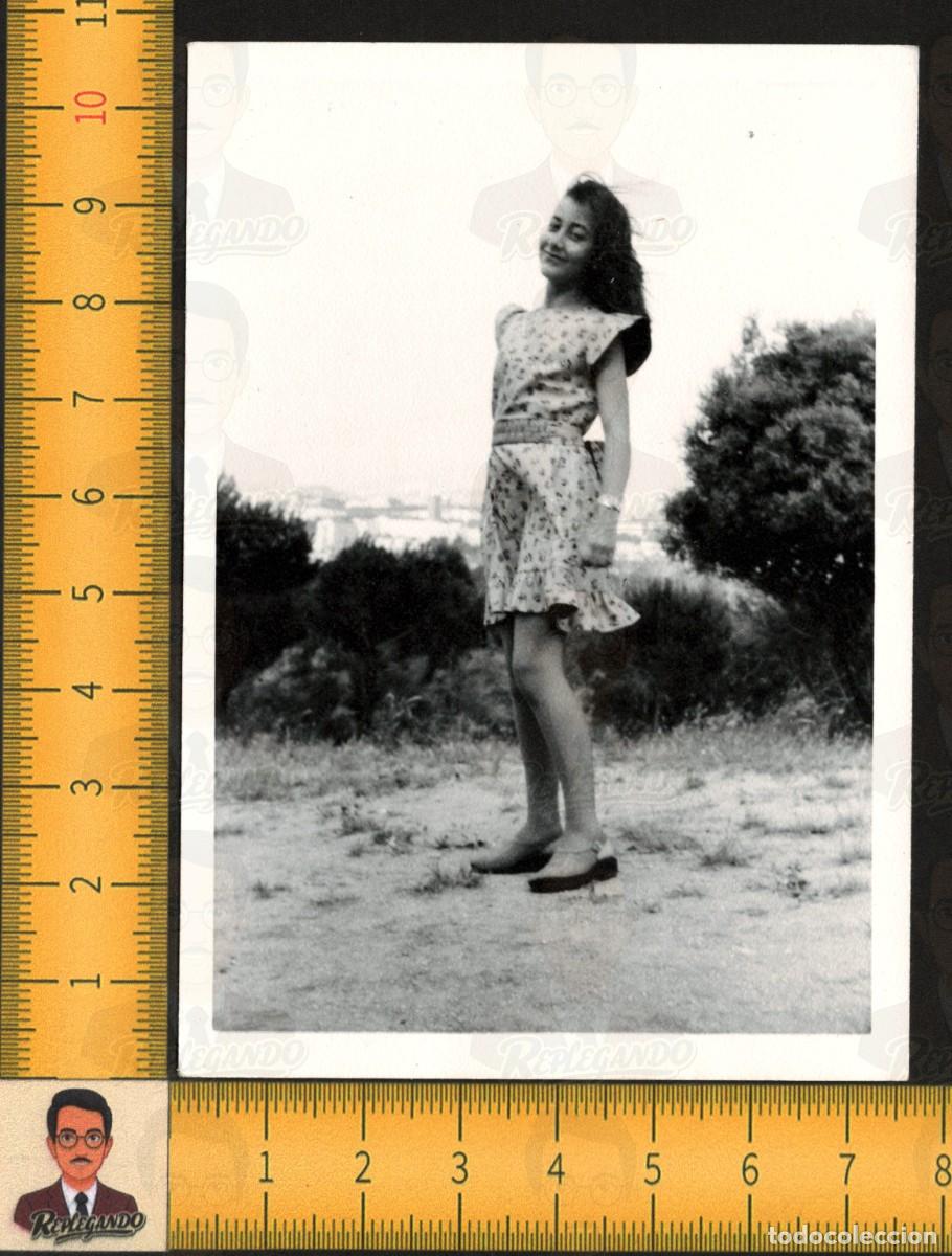 Fotograf&iacute;a antigua: MUJER JOVEN GUAPA POSA CAMPO - VESTIDO ESTAMPADO PAISAJE - FOTOGRAF&Iacute;A ANTIGUA ART&Iacute;STICA A&Ntilde;OS 60