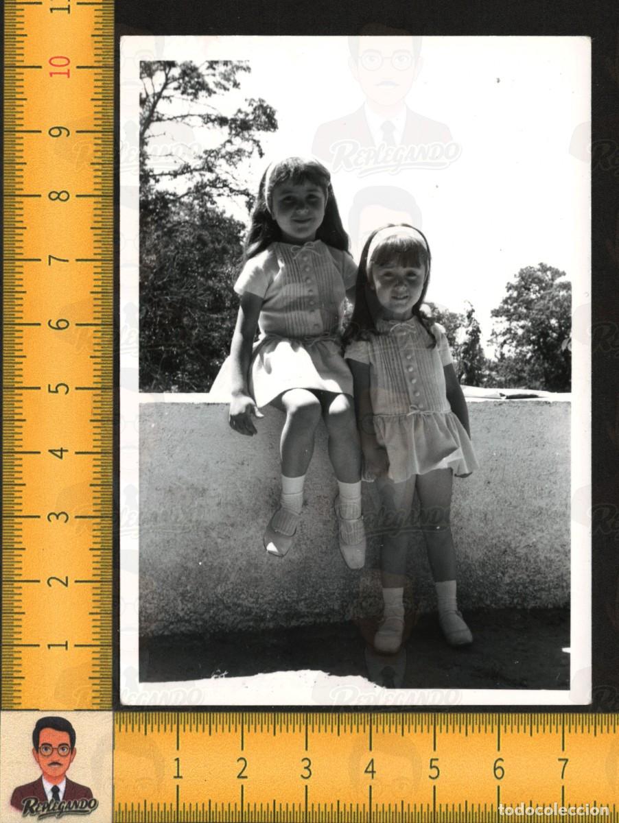 Fotograf&iacute;a antigua: DOS NI&Ntilde;AS POSAN JUNTAS - VESTIDOS IGUALES MODA INFANTIL PARQUE JARD&Iacute;N - FOTOGRAF&Iacute;A ANTIGUA A&Ntilde;OS 60