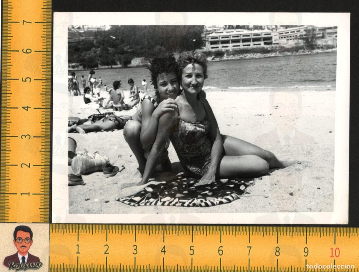 Fotograf&iacute;a antigua: DOS MUJERES BA&Ntilde;ISTAS POSAN PLAYA A CORU&Ntilde;A - BA&Ntilde;ADORES MAR VERANO - FOTO ANTIGUA A&Ntilde;O 1973 GALICIA
