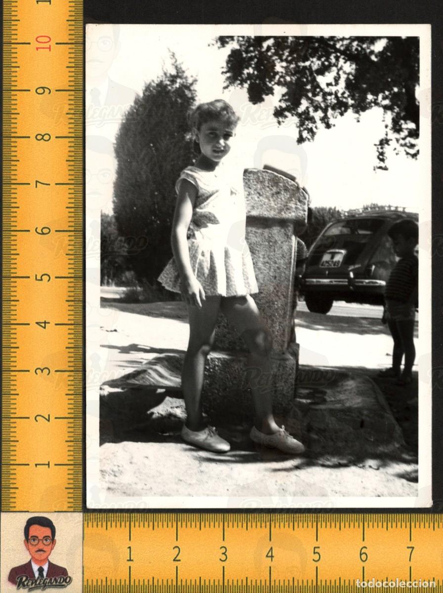 Fotograf&iacute;a antigua: NI&Ntilde;A POSA JUNTO FUENTE - NI&Ntilde;O ESCONDIDO COCHE SEAT 600 - PARQUE JARD&Iacute;N - FOTOGRAF&Iacute;A ANTIGUA A&Ntilde;OS 60