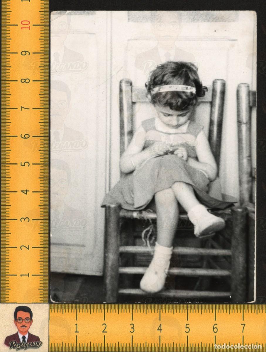 Fotograf&iacute;a antigua: NI&Ntilde;A SENTADA COSIENDO EN SILLA - VESTIDO DIADEMA INFANCIA - FOTOGRAF&Iacute;A ANTIGUA ART&Iacute;STICA A&Ntilde;OS 60