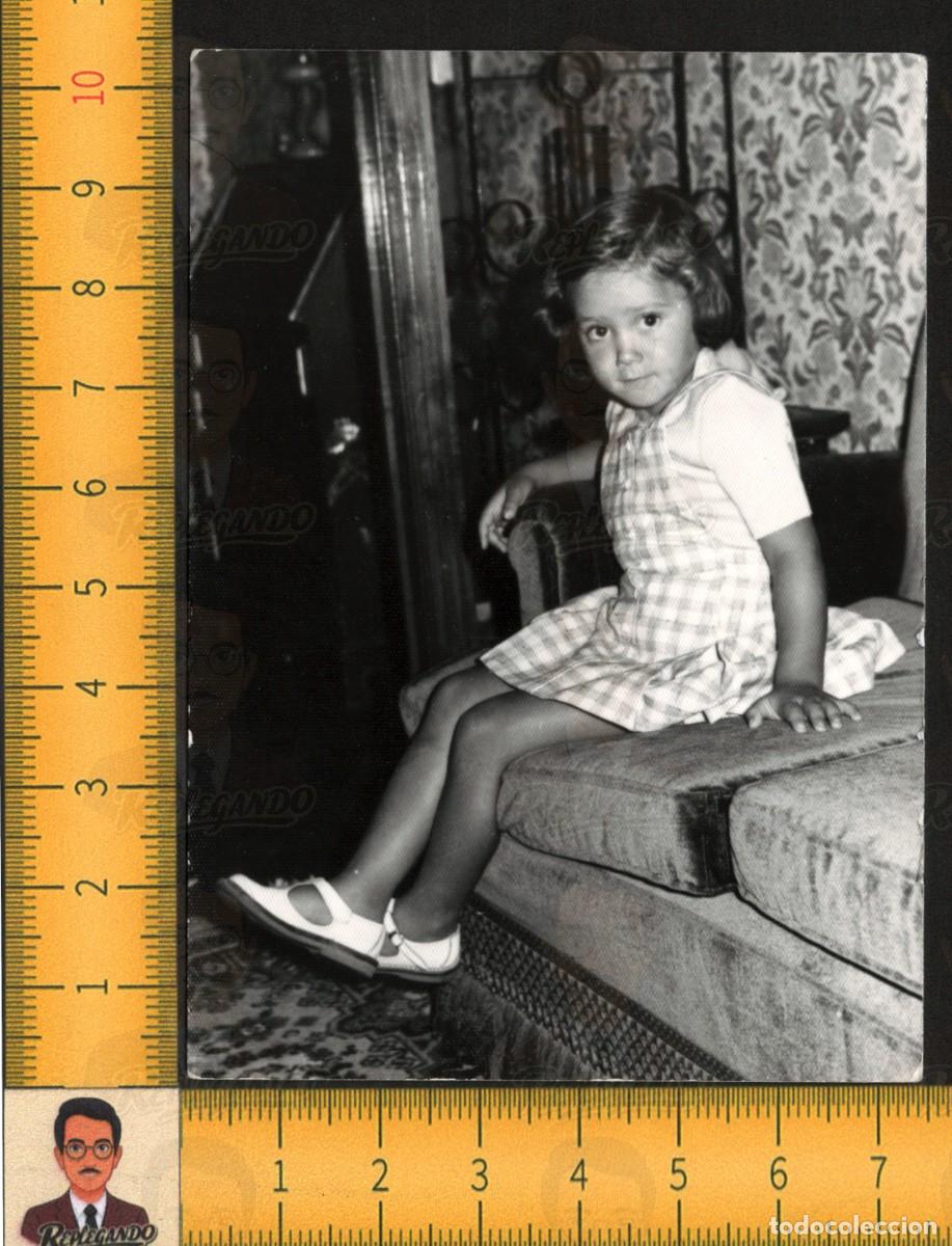 Fotograf&iacute;a antigua: NI&Ntilde;A SENTADA EN SOF&Aacute; - VESTIDO CUADROS ZAPATOS INFANCIA HOGAR - FOTOGRAF&Iacute;A ANTIGUA ART&Iacute;STICA A&Ntilde;OS 60