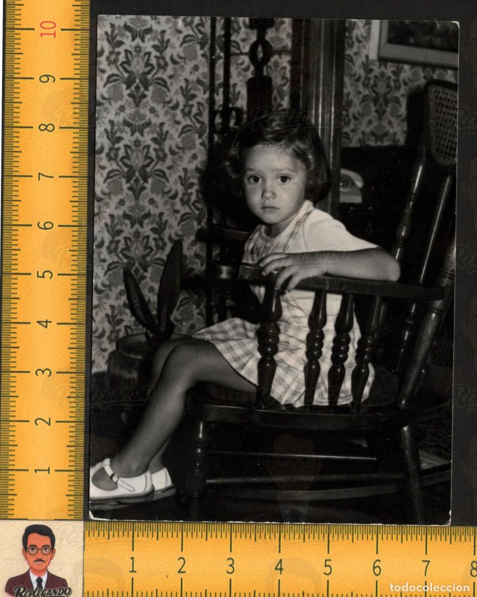 Fotograf&iacute;a antigua: NI&Ntilde;A GRANDES OJOS SENTADA MECEDORA - VESTIDO CUADROS MIRADA DULCE INFANCIA - FOTO ANTIGUA A&Ntilde;OS 60