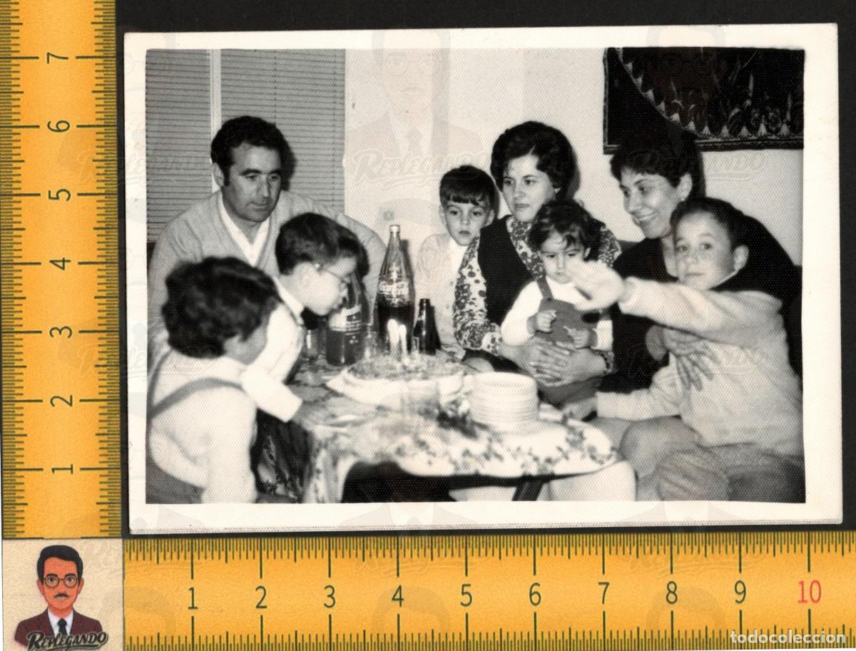 Fotograf&iacute;a antigua: FAMILIA CELEBRA CUMPLEA&Ntilde;OS / TARTA BOTELLA COCA-COLA NI&Ntilde;O FIESTA / FOTOGRAF&Iacute;A ANTIGUA A&Ntilde;OS 60 ESPA&Ntilde;A