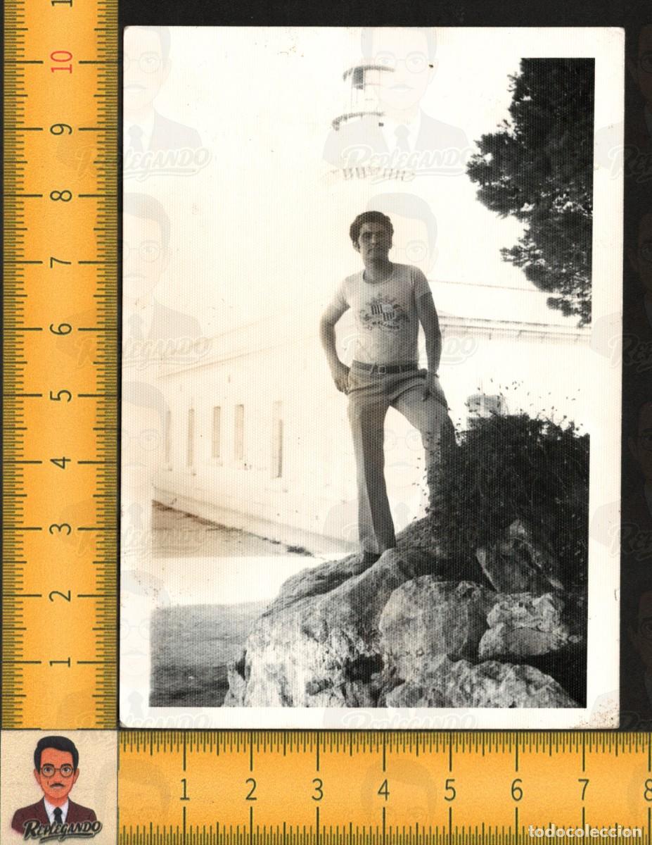 Fotograf&iacute;a antigua: CHICO JOVEN GUAPO SEXY POSA ROCAS - CAMISETA MALLORCA FARO PAISAJE - FOTOGRAF&Iacute;A ANTIGUA LGTB A&Ntilde;OS 70