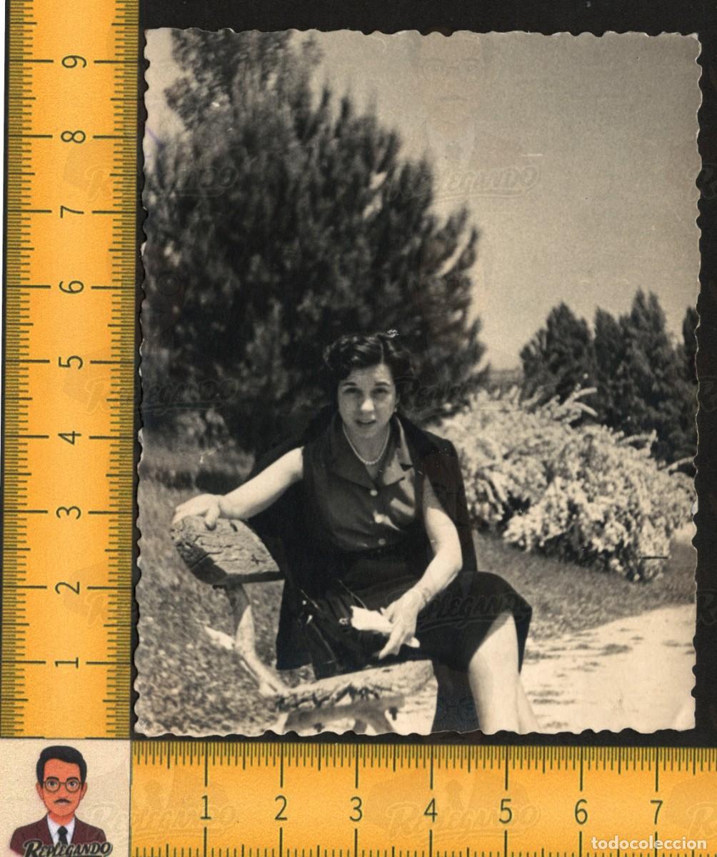 Fotograf&iacute;a antigua: MUJER ELEGANTE SENTADA BANCO PARQUE - VESTIDO COLLAR BOLSO JARD&Iacute;N - FOTOGRAF&Iacute;A ANTIGUA A&Ntilde;OS 50/60