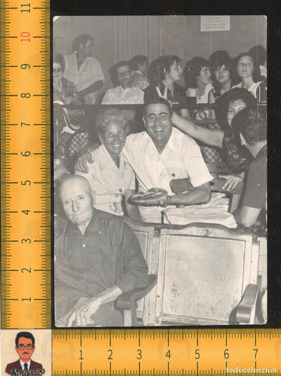 Fotograf&iacute;a antigua: ELS HOSTALETS DE PIEROLA BARCELONA - FIESTA POPULAR FAMILIA P&Uacute;BLICO - FOTO DIUMENJ&Oacute; ANTIGUA A&Ntilde;OS 60