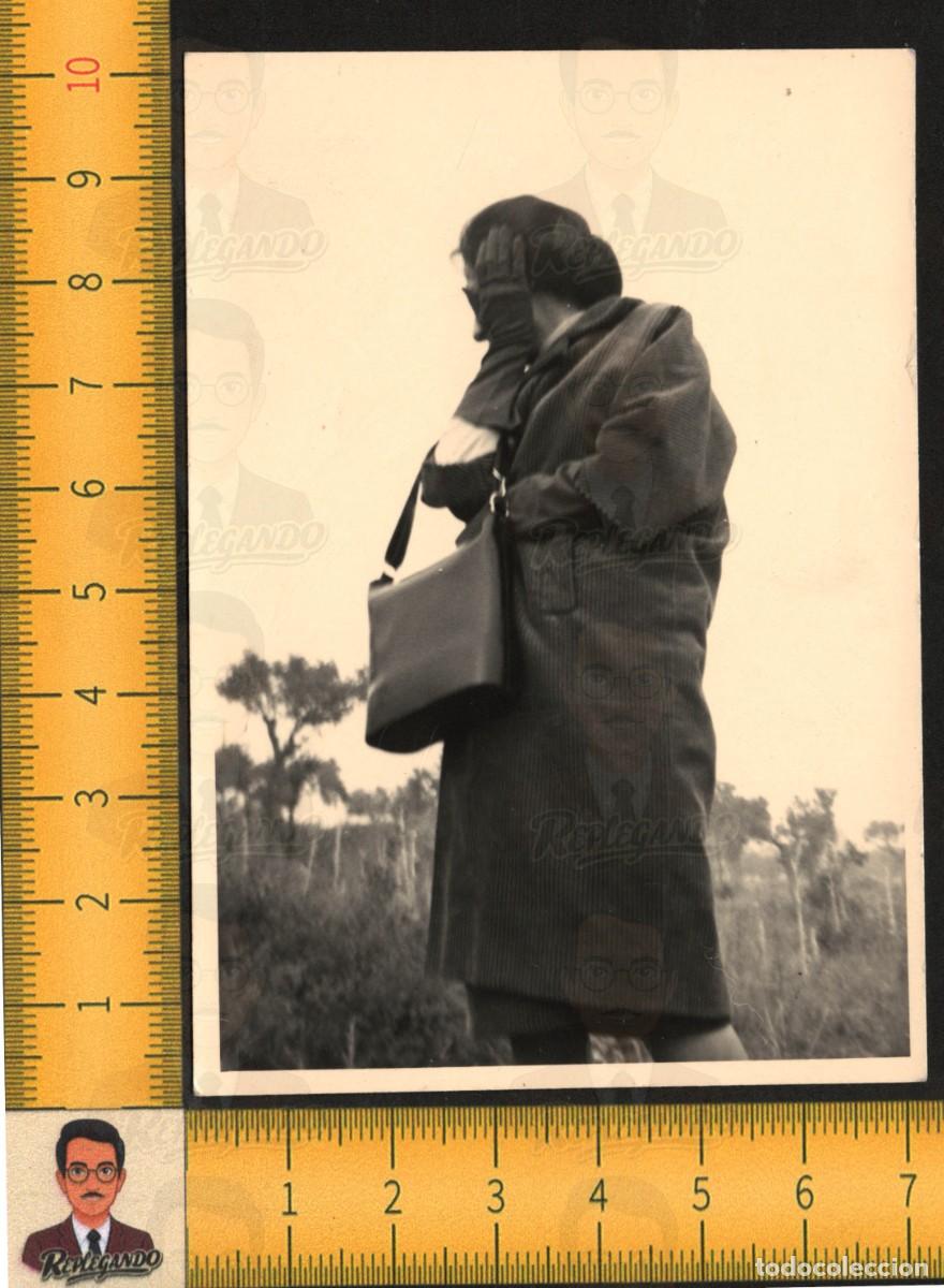 Fotograf&iacute;a antigua: M&Aacute;S FOTOS NO : MUJER ABRIGO BOLSO GUANTES - ROSTRO OCULTO CAMPO - FOTO ANTIGUA ART&Iacute;STICA A&Ntilde;OS 60