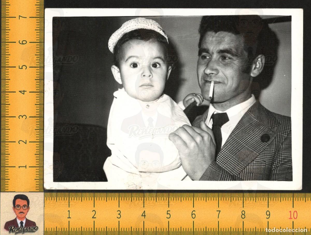 Fotograf&iacute;a antigua: PADRE CON NI&Ntilde;O EN BRAZOS - HOMBRE FUMA CIGARRILLO TRAJE CORBATA - FOTOGRAF&Iacute;A ANTIGUA A&Ntilde;OS 60