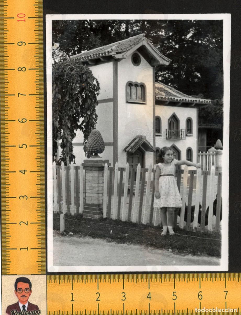 Fotograf&iacute;a antigua: NI&Ntilde;A POSA PARQUE MINIATURAS - CASAS GALLINAS JARD&Iacute;N - &iquest;COIMBRA PORTUGAL? - FOTO ANTIGUA A&Ntilde;OS 60