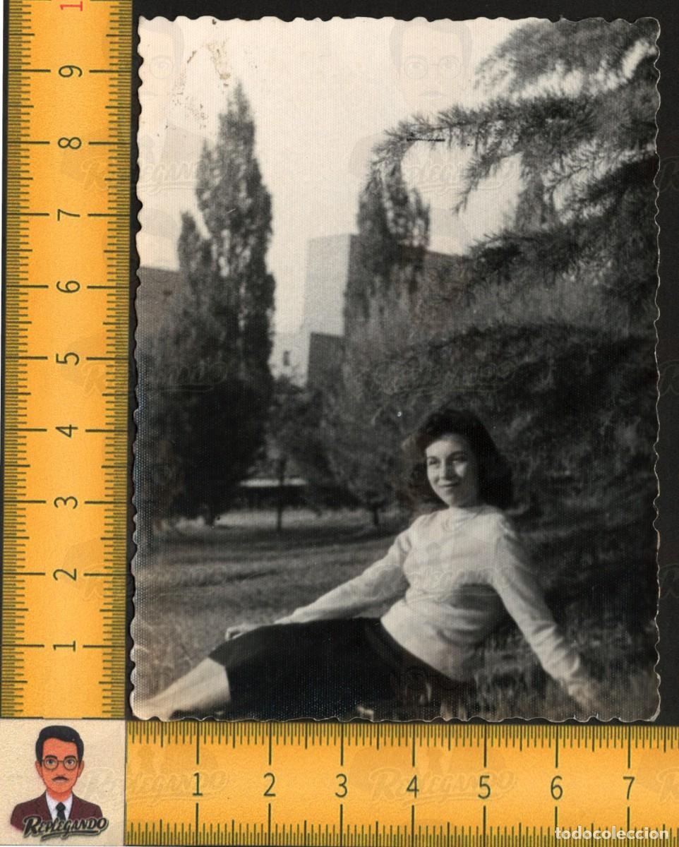 Fotograf&iacute;a antigua: MUJER JOVEN SENTADA JARD&Iacute;N PARQUE - FALDA JERSEY &Aacute;RBOLES - FOTOGRAF&Iacute;A ANTIGUA ART&Iacute;STICA A&Ntilde;OS 50/60