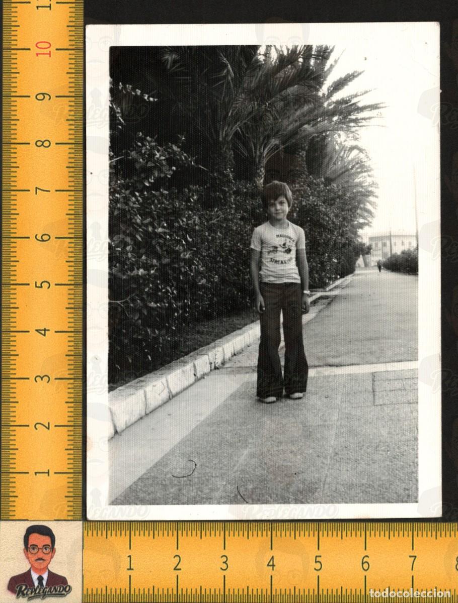 Fotograf&iacute;a antigua: NI&Ntilde;O POSA PALMERAS - CAMISETA MALLORCA STREAKING PANTAL&Oacute;N CAMPANA - FOTOGRAF&Iacute;A ANTIGUA A&Ntilde;OS 70