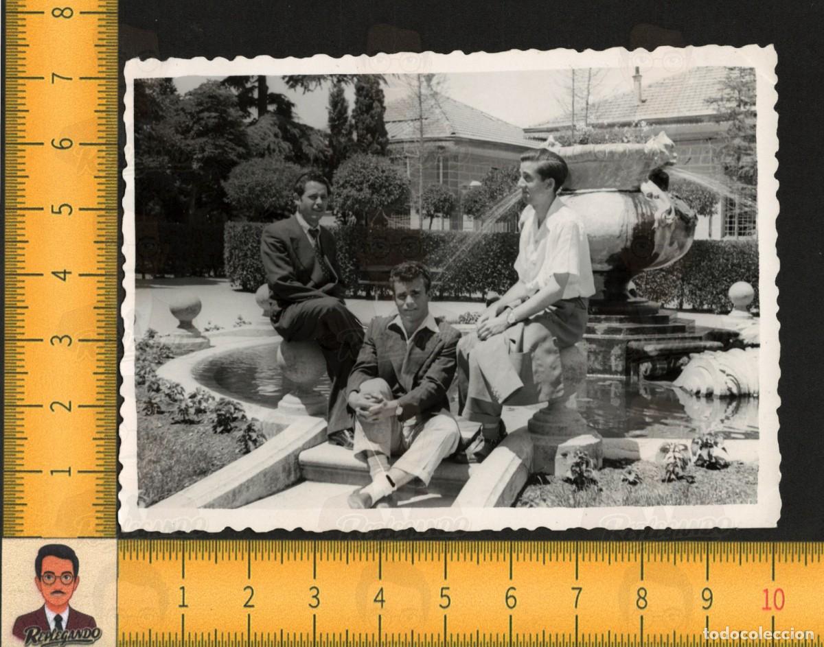 Fotograf&iacute;a antigua: TR&Iacute;O HOMBRES J&Oacute;VENES POSAN JUNTO FUENTE JARD&Iacute;N - AMIGOS - FOTOGRAF&Iacute;A ANTIGUA LGTB A&Ntilde;OS 50