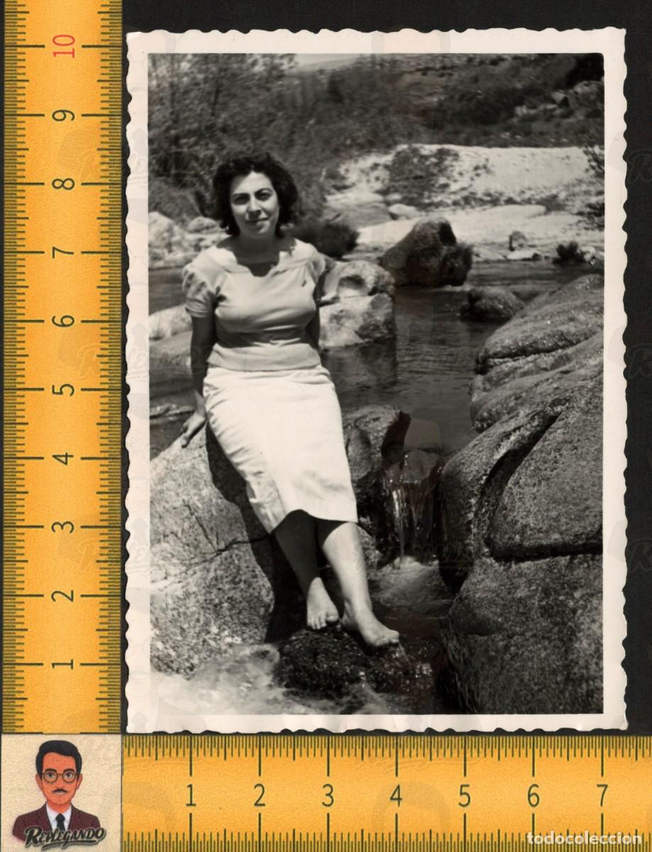 Fotograf&iacute;a antigua: MUJER JOVEN SENTADA JUNTO R&Iacute;O - PIES DESCALZOS ROCAS AGUA PAISAJE - FOTO ANTIGUA ART&Iacute;STICA A&Ntilde;OS 50