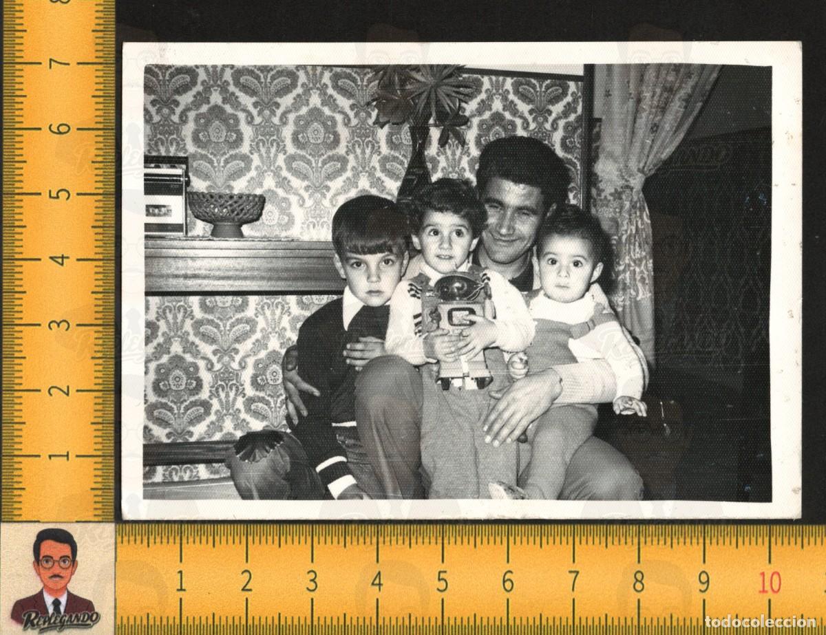 Fotograf&iacute;a antigua: PADRE Y NI&Ntilde;OS CON ROBOT PAY&Aacute; REF: 1993 - JUGUETE EL&Eacute;CTRICO - FOTO ANTIGUA A&Ntilde;OS 60 - INFANCIA FELIZ