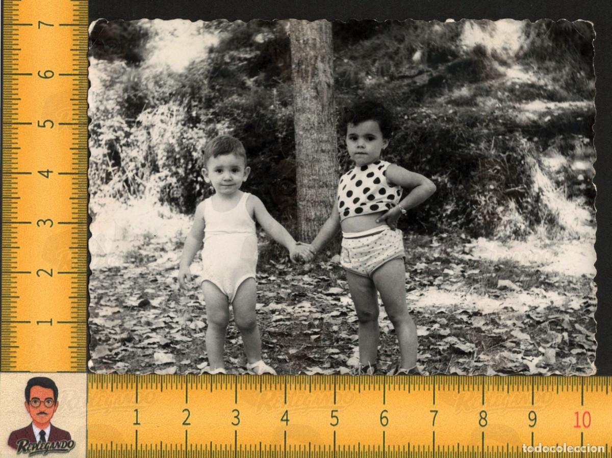 Fotograf&iacute;a antigua: NI&Ntilde;O Y NI&Ntilde;A COGIDOS DE LA MANO - ROPA LUNARES INFANCIA FELIZ - FOTOGRAF&Iacute;A ANTIGUA ART&Iacute;STICA A&Ntilde;OS 60