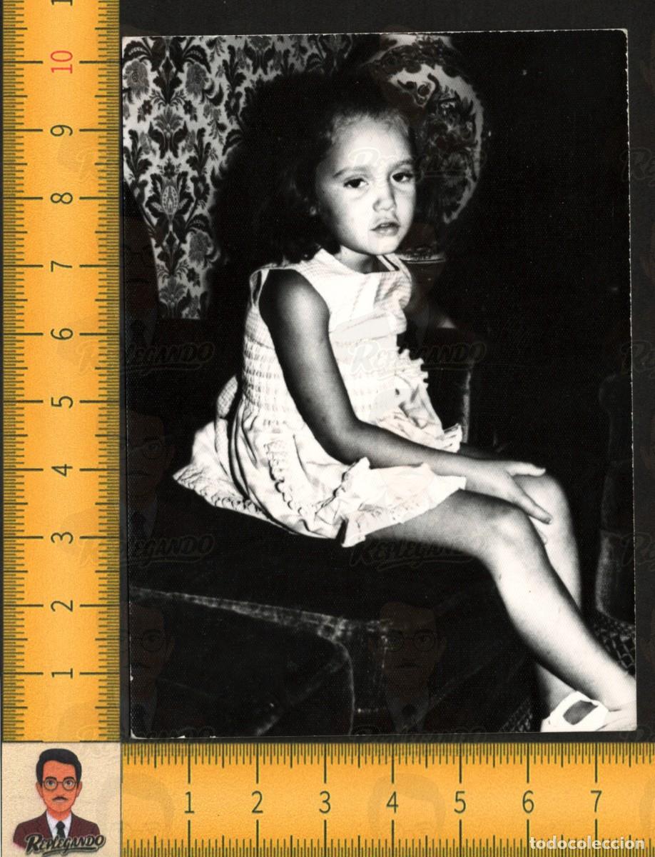 Fotograf&iacute;a antigua: NI&Ntilde;A SENTADA SILL&Oacute;N - VESTIDO VOLANTES MIRADA SERIA - FOTOGRAF&Iacute;A ANTIGUA ART&Iacute;STICA A&Ntilde;OS 60 ESPA&Ntilde;A