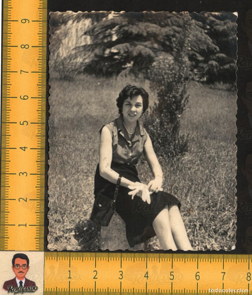 Fotograf&iacute;a antigua: MUJER JOVEN SONRIENTE SENTADA CAMPO - BOLSO GUANTES COLLAR - FOTOGRAF&Iacute;A ANTIGUA ART&Iacute;STICA A&Ntilde;OS 50/60