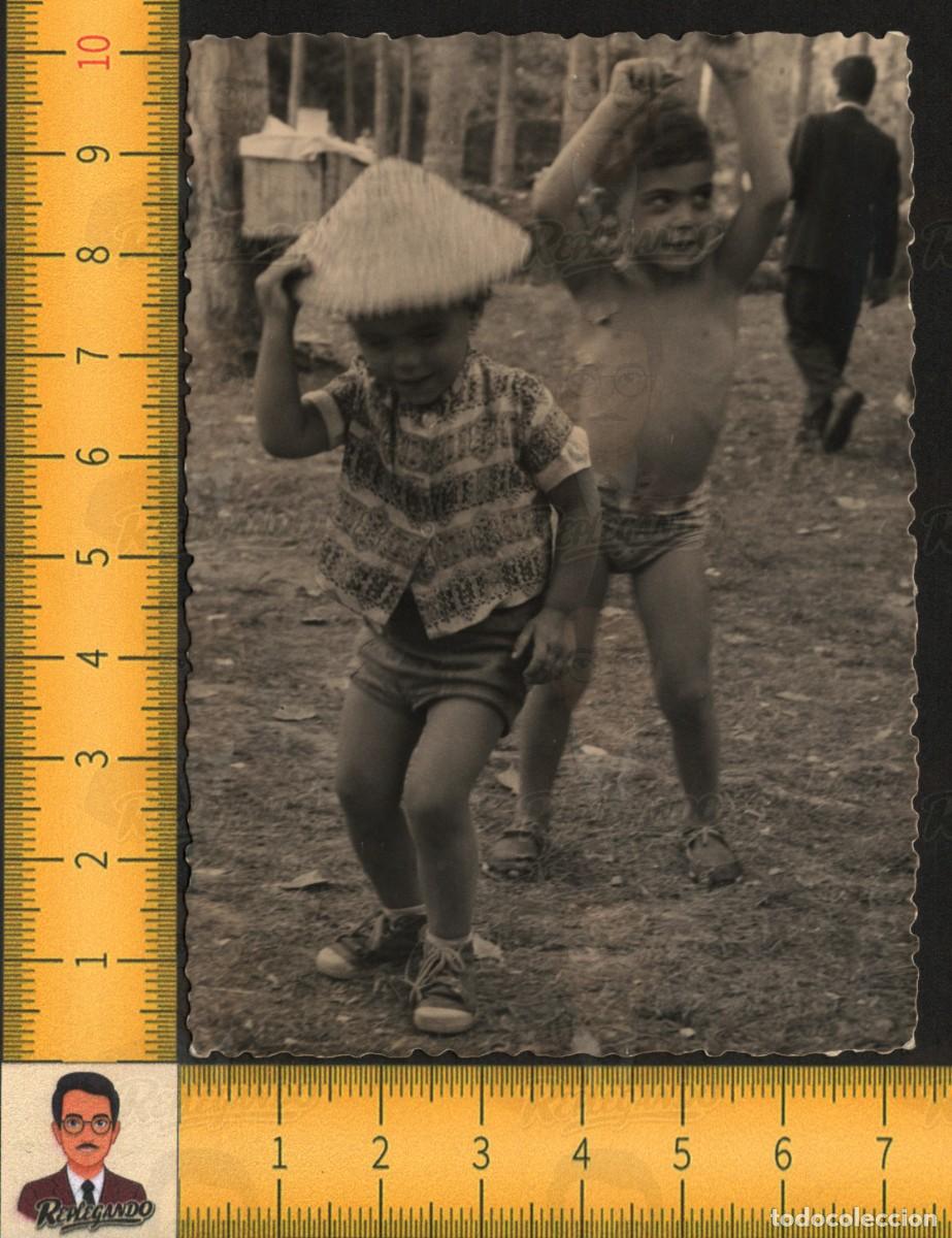 Fotograf&iacute;a antigua: DOS NI&Ntilde;OS JUEGAN BAILAN SOMBRERO PAJA - INFANCIA FELIZ BOSQUE CAMPO - FOTO ANTIGUA ART&Iacute;STICA A&Ntilde;OS 50