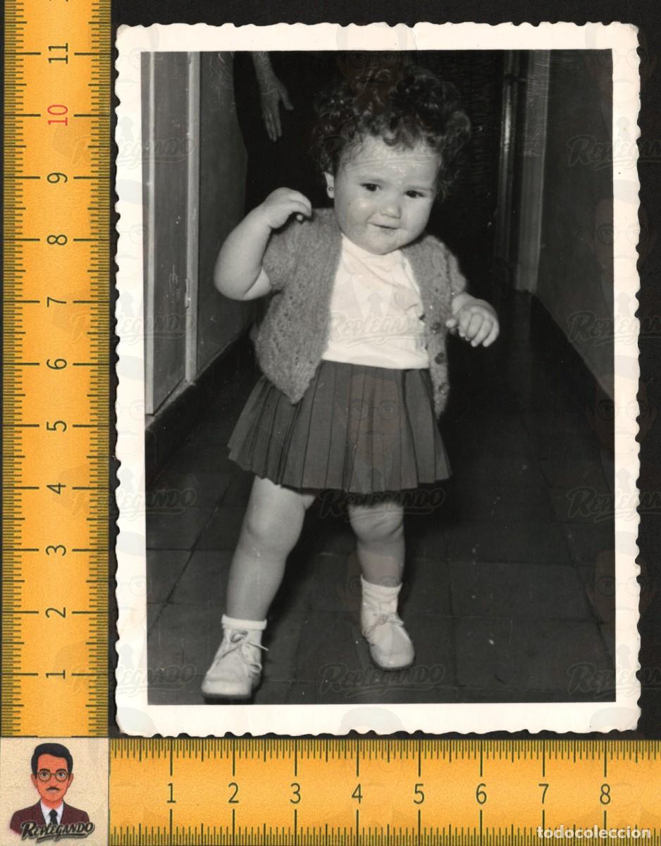 Fotograf&iacute;a antigua: NI&Ntilde;A PEQUE&Ntilde;A DE PIE - PELO RIZADO CHALECO PUNTO FALDA PLISADA - FOTO ANTIGUA INFANCIA A&Ntilde;OS 50/60