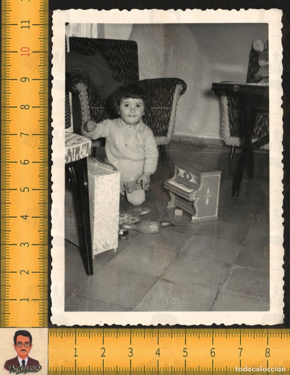 Fotograf&iacute;a antigua: NI&Ntilde;A JUEGA FELIZ EN CASA - PIANO JUGUETE MUEBLES MINIATURA BOLOS - FOTO ANTIGUA A&Ntilde;OS 60 - INFANCIA