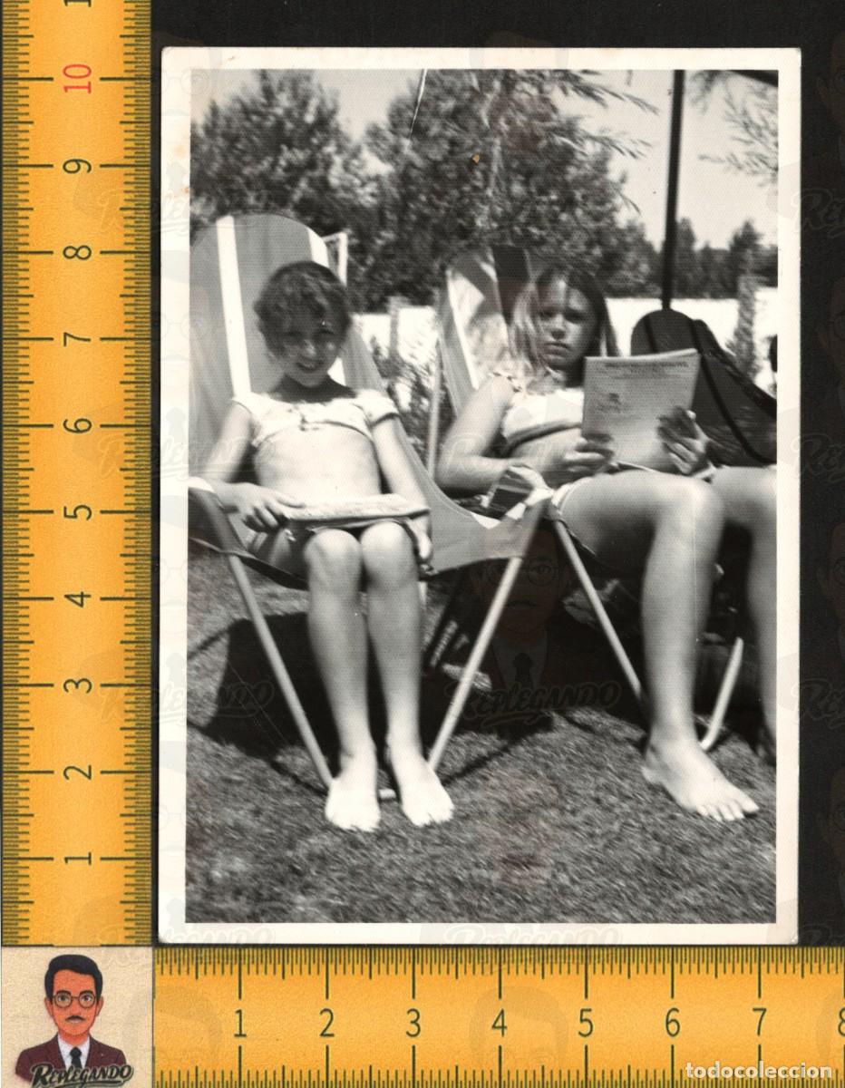 Fotograf&iacute;a antigua: DOS NI&Ntilde;AS DESCANSAN JARD&Iacute;N - UNA LEE REVISTA TUMBONAS PIES DESCALZOS VERANO - FOTO ANTIGUA A&Ntilde;OS 60