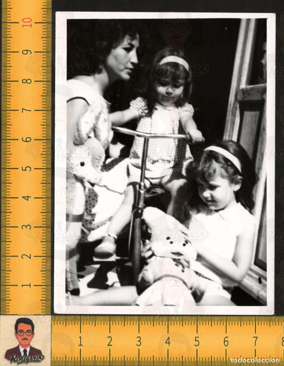 Fotograf&iacute;a antigua: MUJER CON DOS NI&Ntilde;AS JUEGAN - PELUCHE BAMBI TRICICLO MU&Ntilde;ECA - FOTOGRAF&Iacute;A ANTIGUA ART&Iacute;STICA A&Ntilde;OS 60