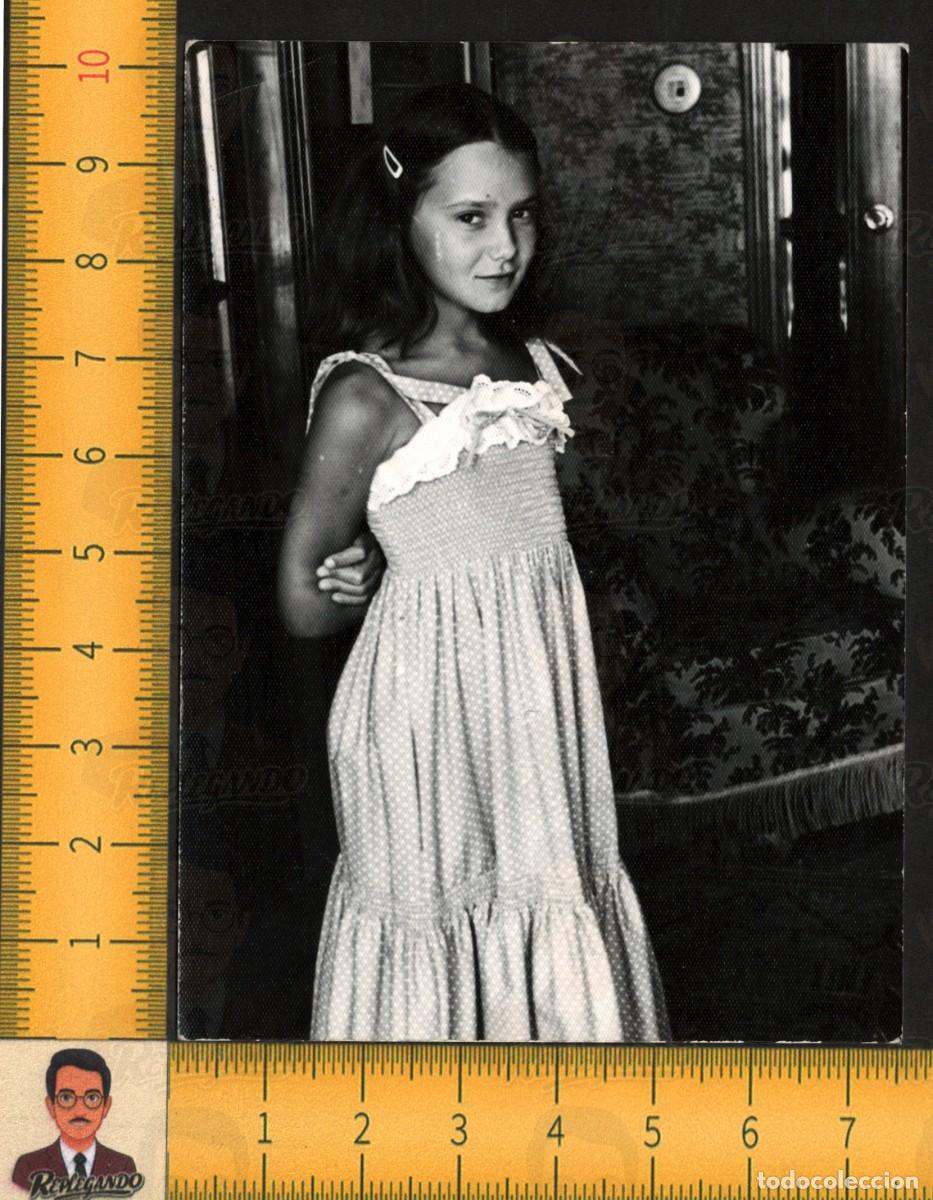 Fotograf&iacute;a antigua: NI&Ntilde;A POSA VESTIDO LARGO VOLANTES - MIRADA SERENA ICASA - FOTOGRAF&Iacute;A ANTIGUA ART&Iacute;STICA A&Ntilde;OS 50/60