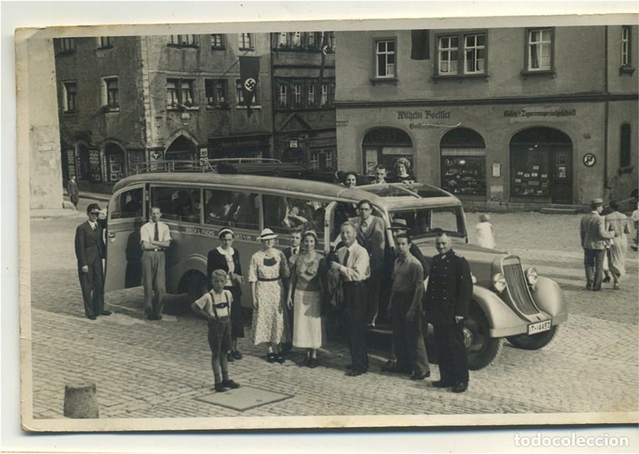 Fotograf&iacute;a antigua: ALEMANIA FINALES DE LOS A&Ntilde;OS 30 AUTOB&Uacute;S DESCAPOTABLE GRUPO EXCURSIONISTAS CALLES CON BANDERAS NAZI