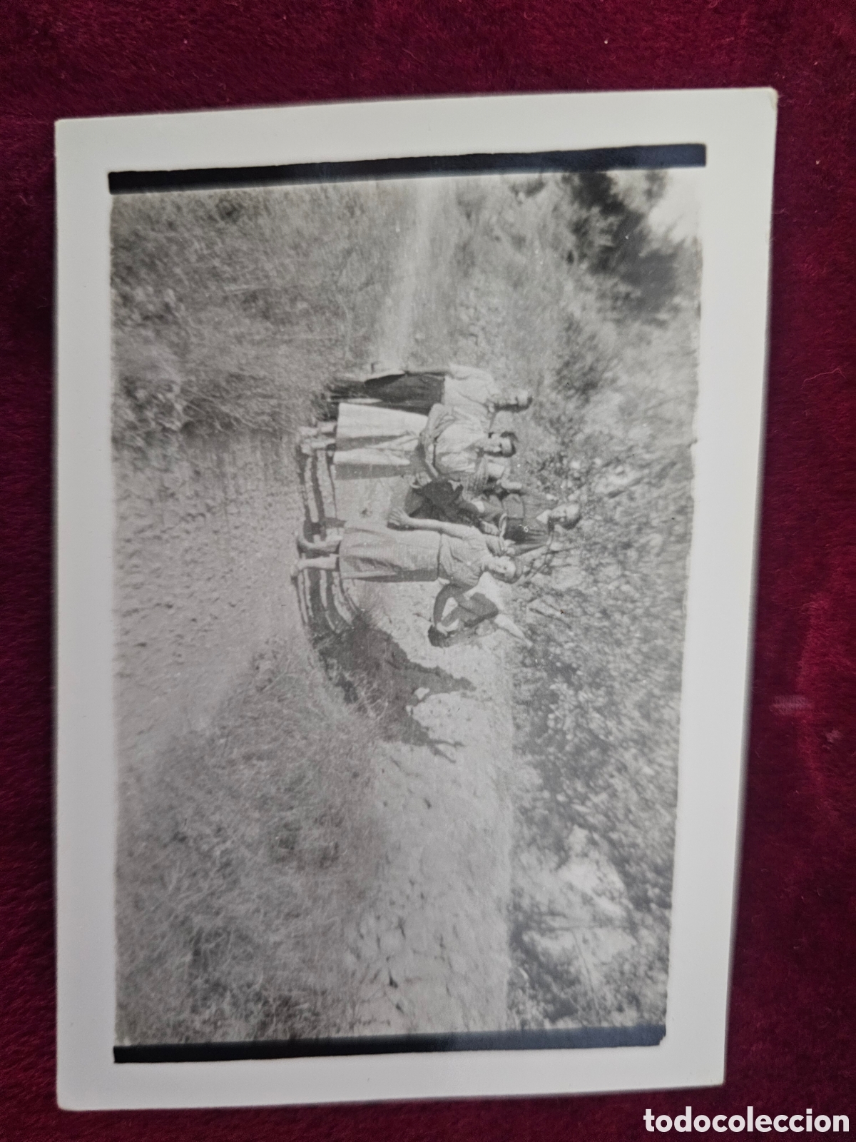 Fotograf&iacute;a antigua: ​Fotograf&iacute;a antigua de &eacute;poca (c. 1940-1950) &ndash; Gente del campo en camino rural con burro / Escena cos