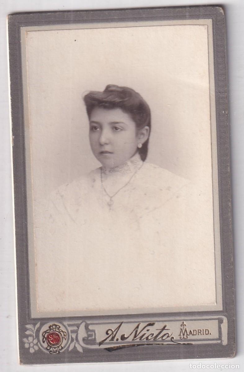 Fotografia antica: Alb&uacute;mina retrato mujer A. Nieto fot&oacute;grafo Puerta del Sol 15 . Madrid. 10,50 x 6,50 cm