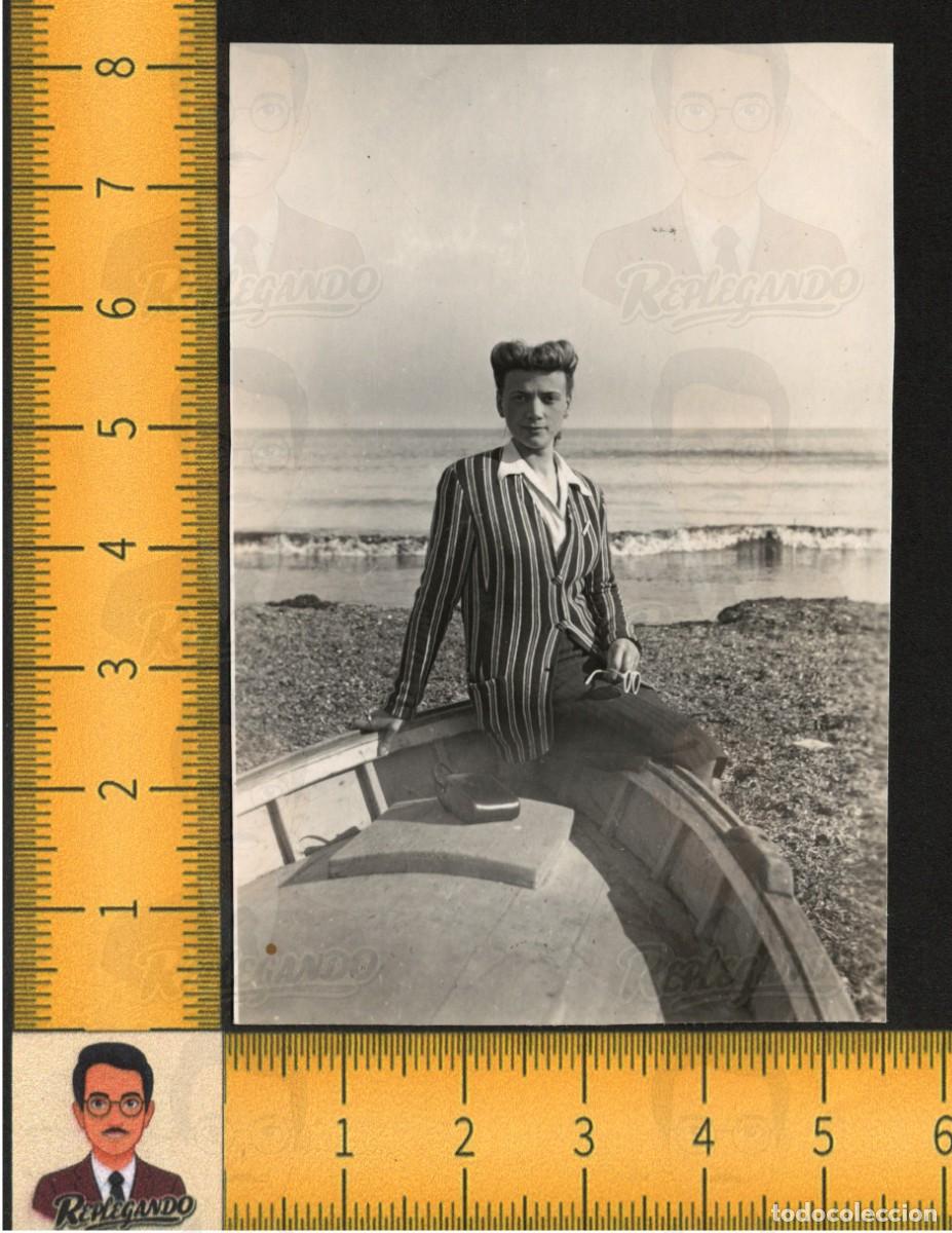 Fotograf&iacute;a antigua: MUJER ELEGANTE TRAJE RAYAS GAFAS SOL POSA BARCA JUNTO AL MAR - FOTOGRAF&Iacute;A ANTIGUA ART&Iacute;STICA A&Ntilde;O 1944